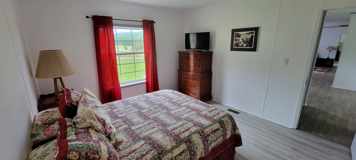 Newly remodeled 3 br with mountain views and close to trails!