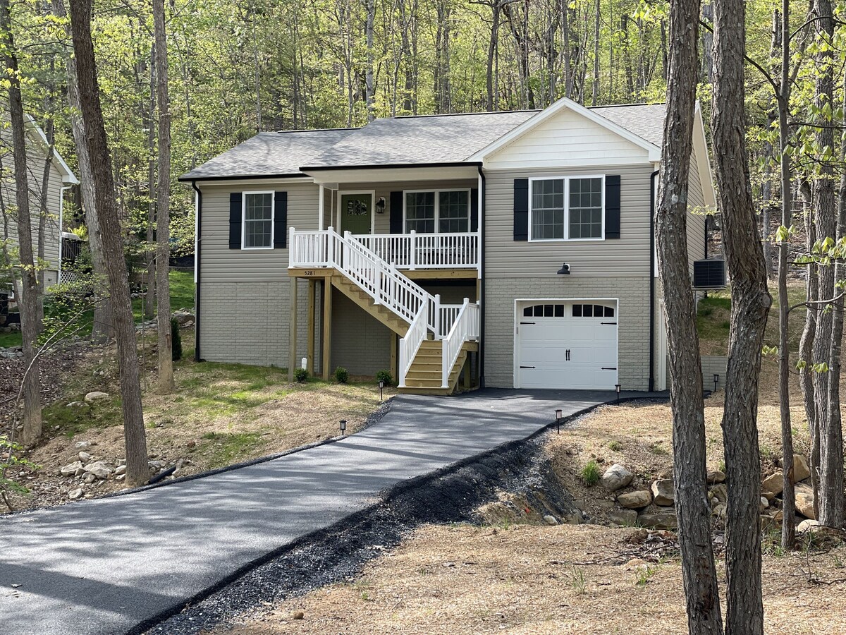 Beautiful family home about 3 minutes from most resort activities (pet friendly)