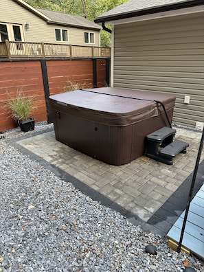 Hot tub (6 person)