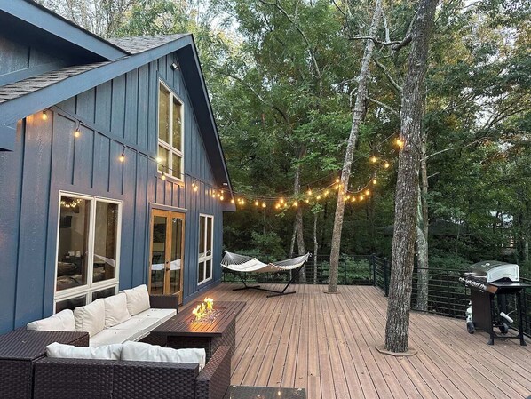 The Hickory Hideaway 
- Large Back Deck and Sunset Views