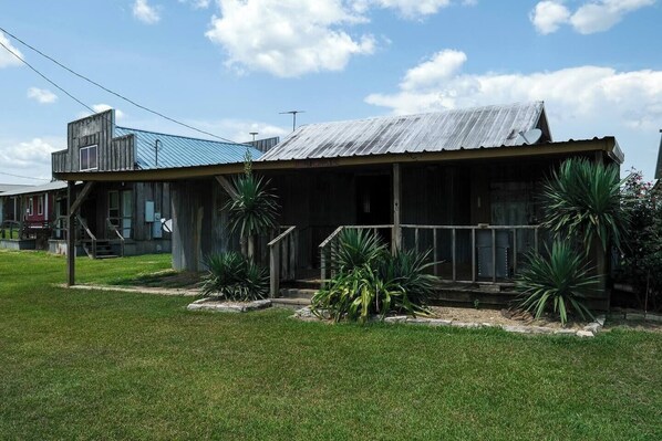 Tiki Cabin (formerly Lone Star)