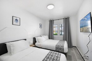 Secondary bedroom, 1 full bed, 1 twin bed
