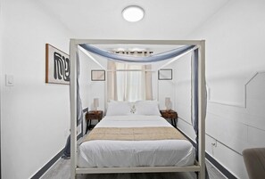 Primary bedroom, queen bed