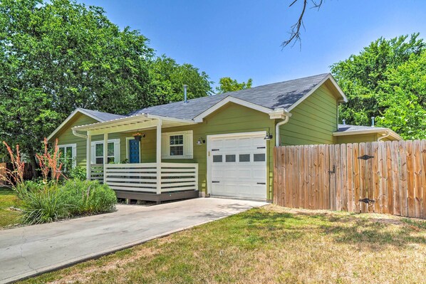Hutto Vacation Rental | 3BR | 2.5BA | Stairs Required for Access | 2,225 Sq Ft