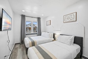 Secondary bedroom, 1 full bed, 1 twin bed