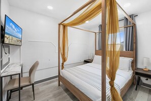 Master bedroom, 1 queen bed