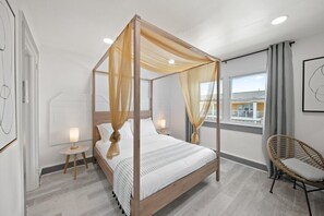 Master bedroom, queen bed