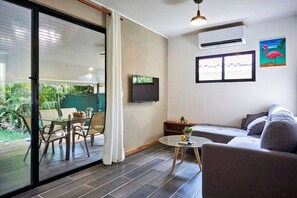 Living room with Garden view,