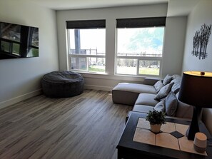 Living/sitting/TV room.