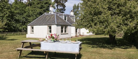 Pirnie Cottage - large enclosed garden with double picnic bench