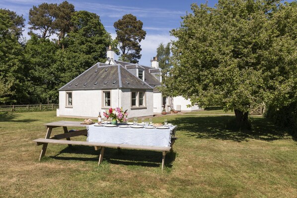 Pirnie Cottage - large enclosed garden with double picnic bench
