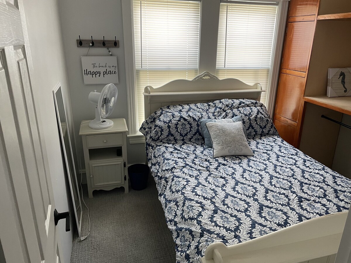 Family Sized, Pet Friendly Condo. Two Blocks to Everything!