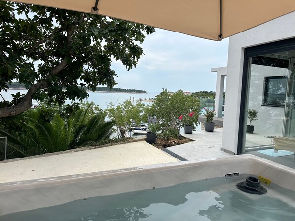 Outdoor spa tub