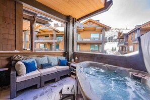 Discover the ultimate in luxury vacationing at our private Park City hot tub! Indulge in 5-star amenities and service while enjoying breathtaking view