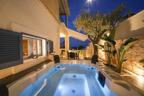 Outdoor spa tub