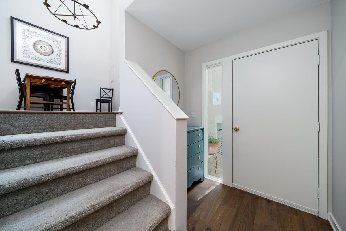 Great Location w/Amazing Views! Pet Friendly! Neighborhood Pool!