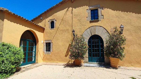 Facade/entrance
