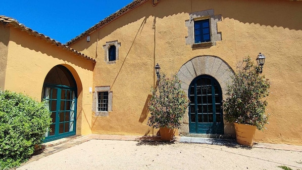 Facade/entrance