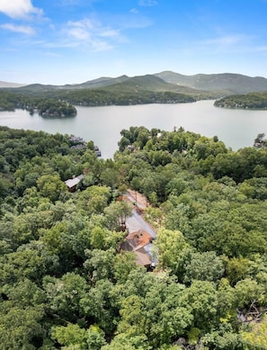 Bird's Eye View of house's close and private location from the lake