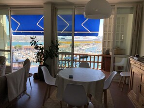 04 salle de séjour (coin repas, terrasse, vue mer)