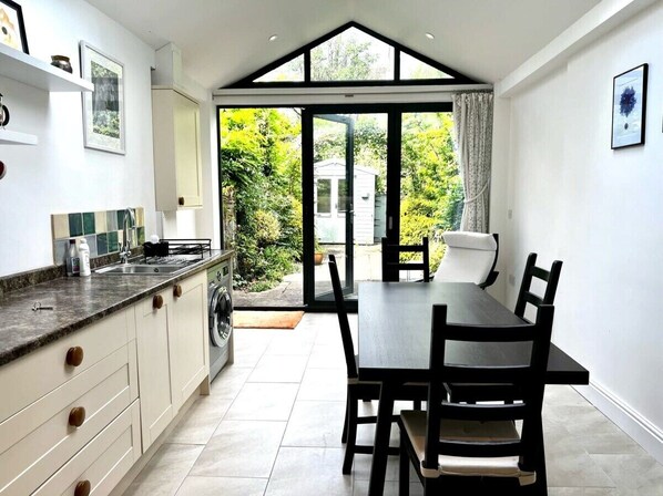 light & large fully fitted kitchen