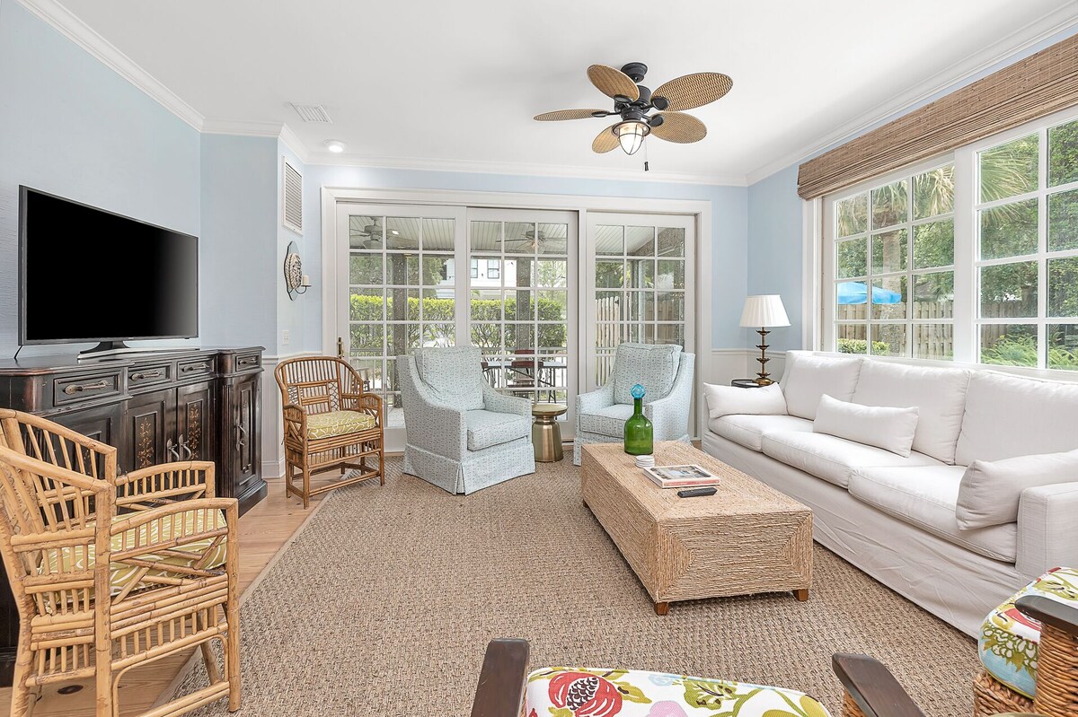 Quaint beach cottage with pool just steps to the beach.