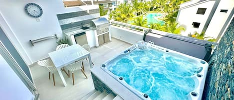 5 people private jacuzzi