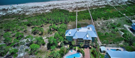 Gulf front with shared pool and hot tub, South Cape San Blas