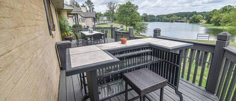 Welcome to this spacious, family-friendly lakeside home on Lake Tuscaloosa!