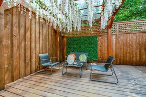 Outdoor/back yard area