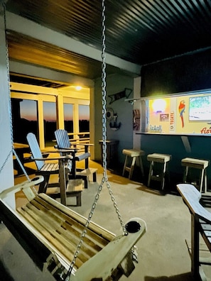 Outside Bar