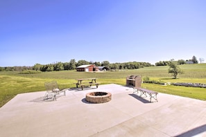 Patio | Fire Pit | Charcoal Grill