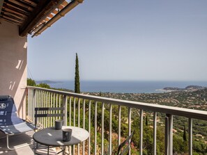 Ciel, Bâtiment, Propriété, Meubles, Chaise, Bois, Porche, Table, Mobilier De Jardin, Clôture