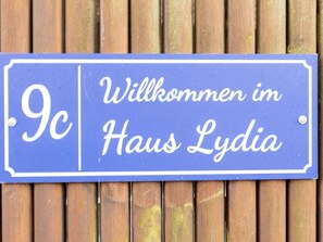 Holz, Rechteck, Schriftart, Linie, Holzbeize, Hartholz, Landschaft, Signage, Elektrisches Blau