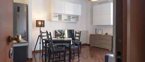 Tabelle, Möbel, Eigentum, Bilderrahmen, Couch, Beleuchtung, Stuhl, Holz, Zimmerpflanze, Interior Design