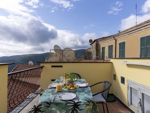 Nuage, Ciel, Table, Fenêtre, Meubles, Bâtiment, Chaise, Plante D'Appartement, Plante, Pot De Fleur