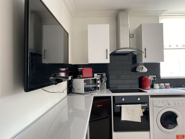 Fully equipped with modern appliances, including a stove, oven, fridge & freezer, and microwave. Spoons, plates, pots, and utensils are provided, so you can easily prepare your meals. Everything you need for a comfortable, home-like experience. You can also enjoy the convenience of a dining area for meals.