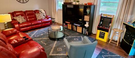 Roomy Den w/ reclining sofas, retro arcade games and large HD TV w/ firestick 