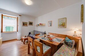 Another image of the kitchen / living room