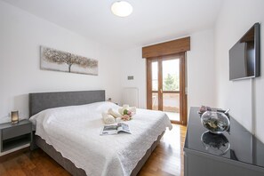 La chambre principale avec sortie sur le balcon