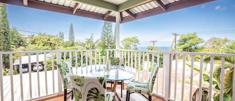 Breathtaking outdoor dining on lanai 