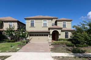Beautiful house with 8 bedrooms and a lot of entertainment.