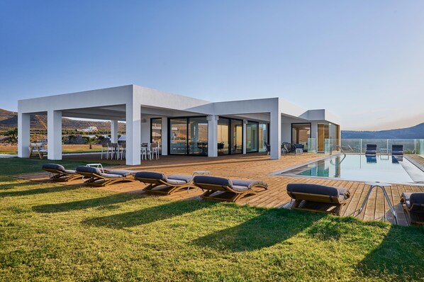 The 350 sq.m. villa is centered on a 4000 sq. m plot overlooking the sea in the Stavromeno area of Heraklion