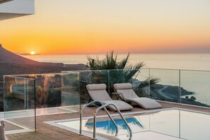 The closest beach to the villa is sandy Arina Beach, within a short 3-minute drive