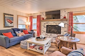Living Room | Lower Level | Free WiFi | Central Heat | Smart TV | Gas Fireplace