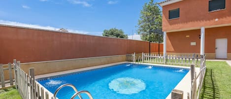 Property building,Garden,Swimming pool