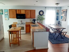 Kitchen & Dining 