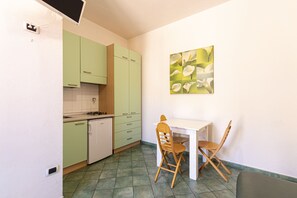 Kitchen and table-Casa Bartolomea-Elba Island