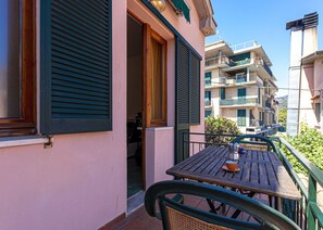 Balcony with table and chairs-Casa Bartolomea-Elba Island