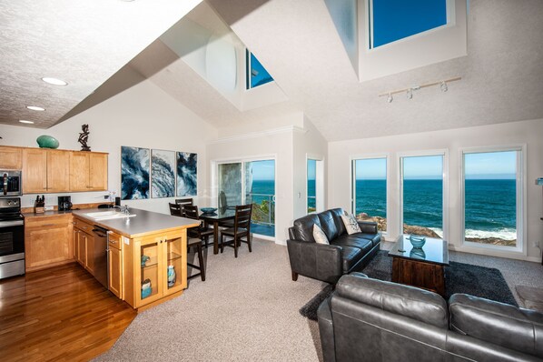 Village at North Pointe Depoe Bay - Oceanfront Living Area